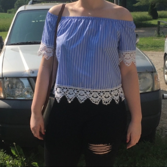 TJ Maxx Size L Off the Shoulder Pinstriped Top - Picture 1 of 2